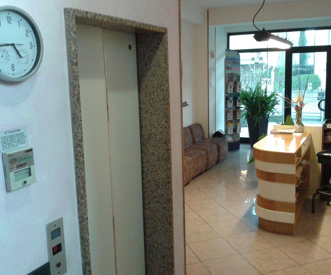 רימיני Residence Monaco Appartamenti מראה חיצוני תמונה